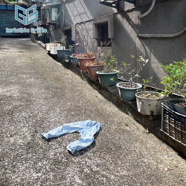 衣物被強風吹落